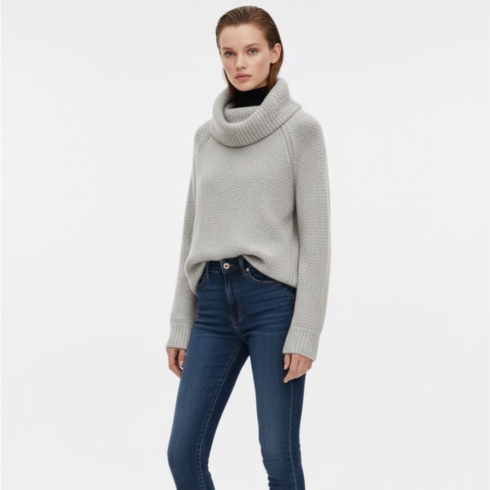 Banana Republic sweater PTP 19”